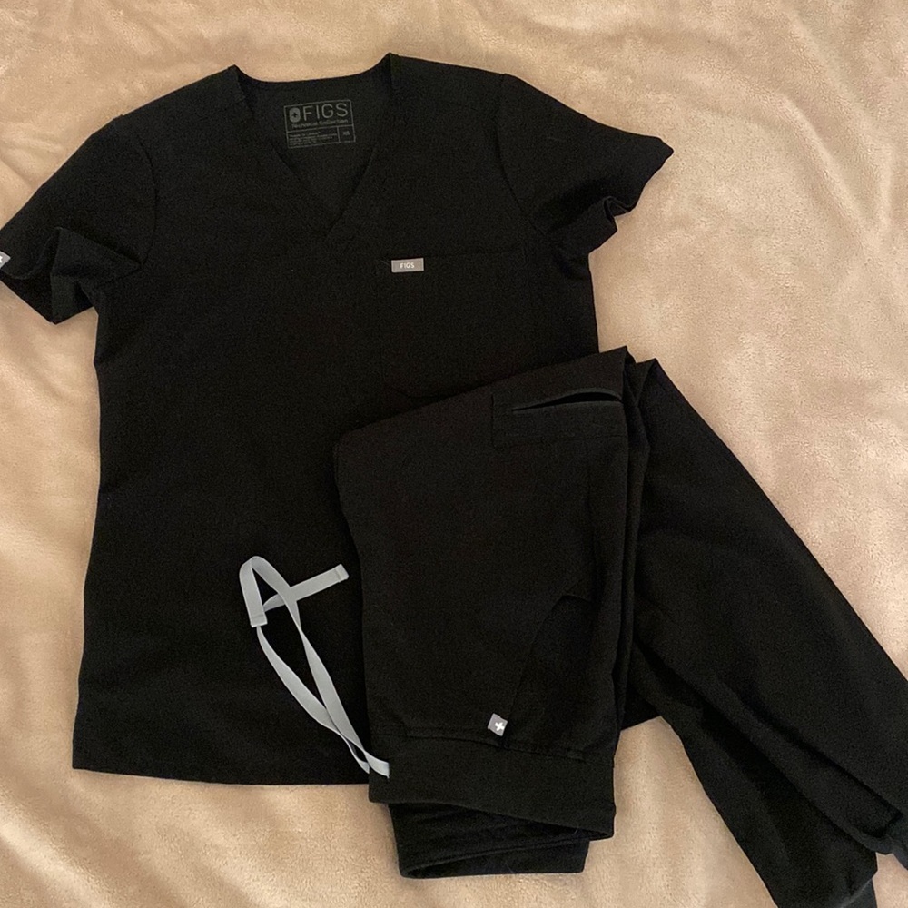 FIGS black jogger pants and one-pocket scrub top in size XS